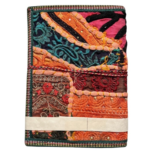 Gratitude & Grace – Zero-Waste Tree-Free Journal Wrapped in Vibrant Sari Silk - Picture 2 of 4